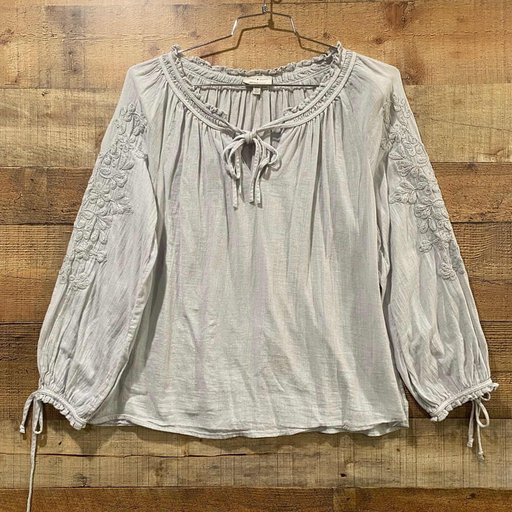 Lucky Brand Embroidered Feminine Gray Peasant Top Size Medium